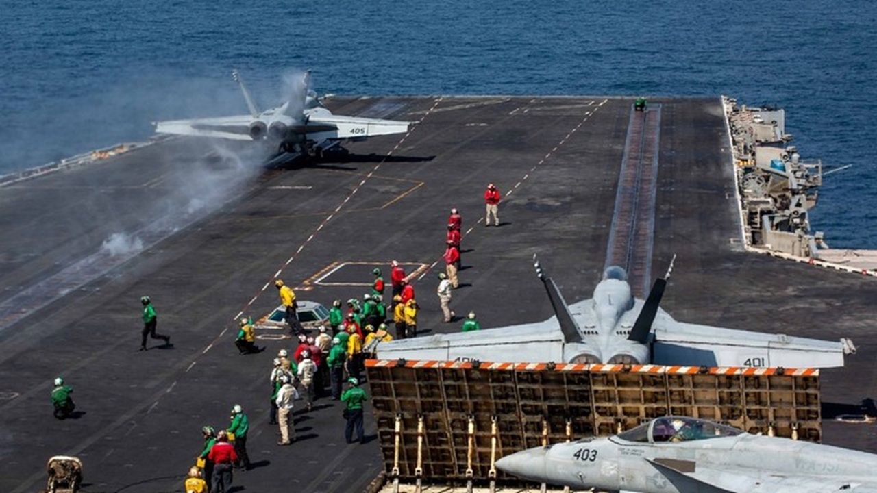 মার্কিন বিমানবাহী রণতরীকে পিছু হটতে বাধ্য করার দাবি ইরানের